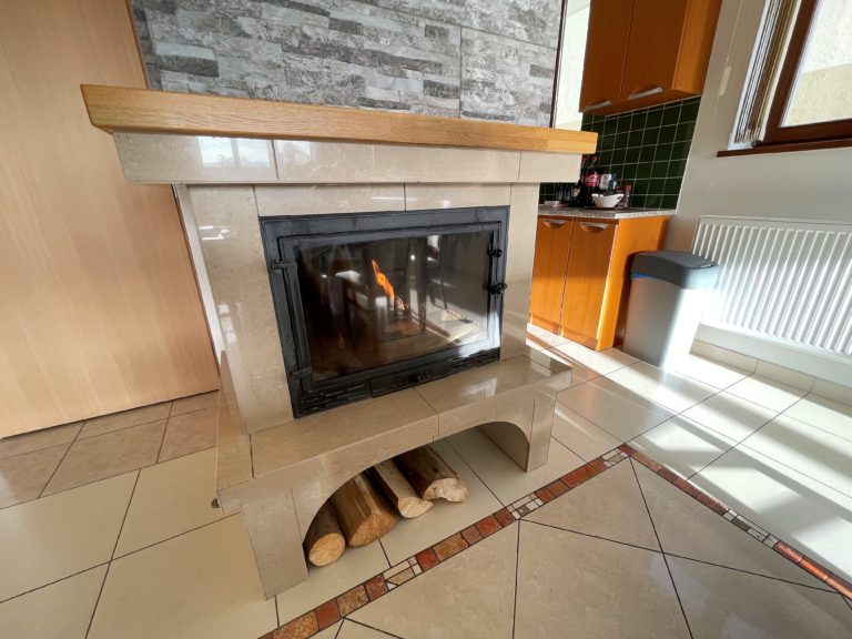 Krb s pripraveným drevom v apartmáne – Tatranský dom