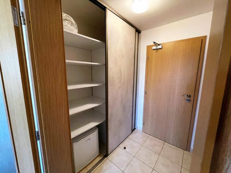 Vstupná chodba so vstavanou skriňou – Tatranský dom