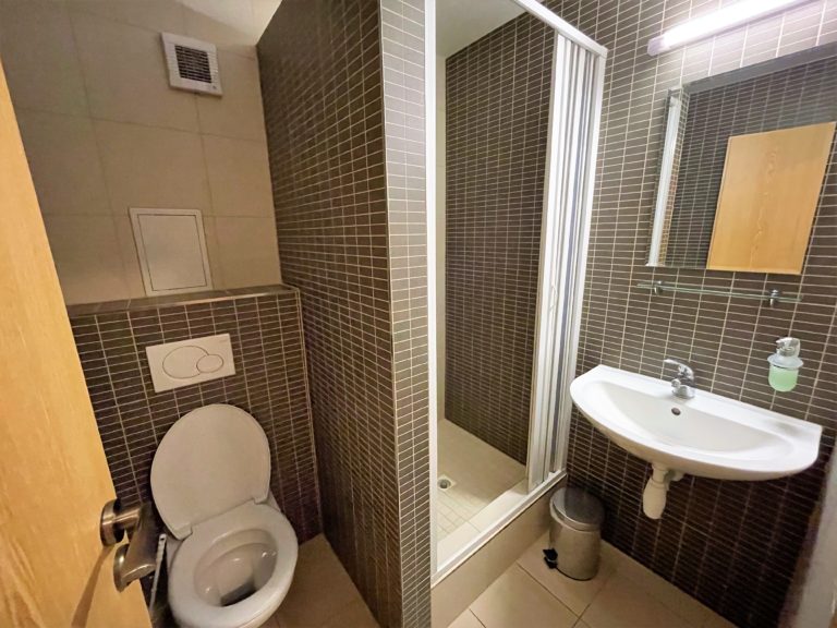 Kúpeľňa so sprchovacím kútom, umývadlom a WC – Tatranský dom