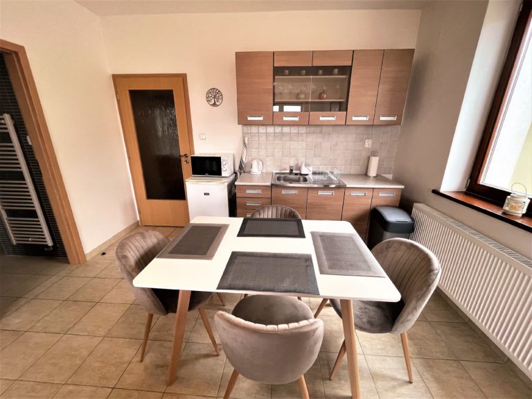 Jedálenský stôl pri kuchynke v apartmáne – Tatranský dom