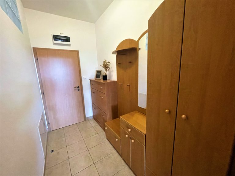 Predsieň apartmánu so šatníkovou skriňou – Tatranský dom
