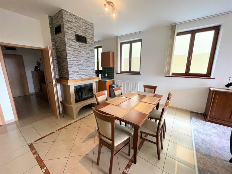 Jedálenský stôl a krb v apartmáne – Tatranský dom