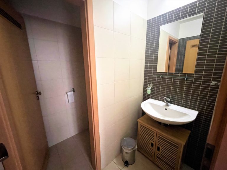 Umývadlo a zrkadlo v kúpeľni apartmánu – Tatranský dom