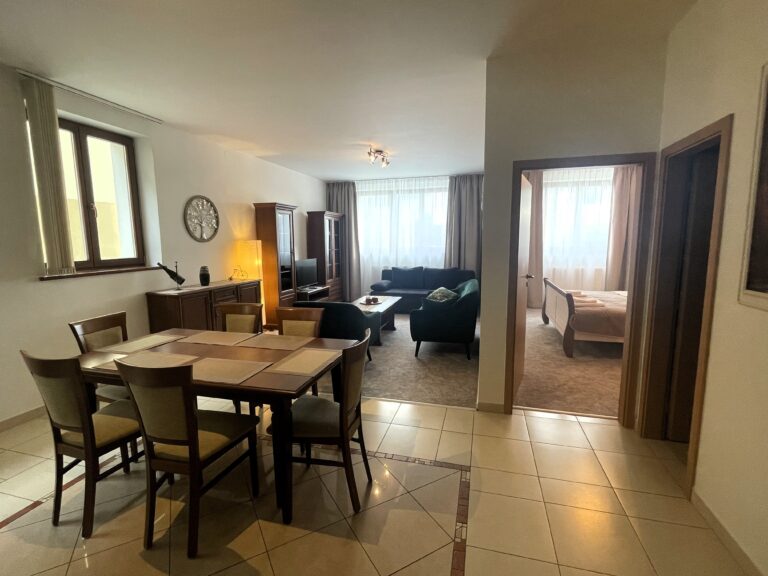 Jedálenská a obývacia časť apartmánu – Tatranský dom