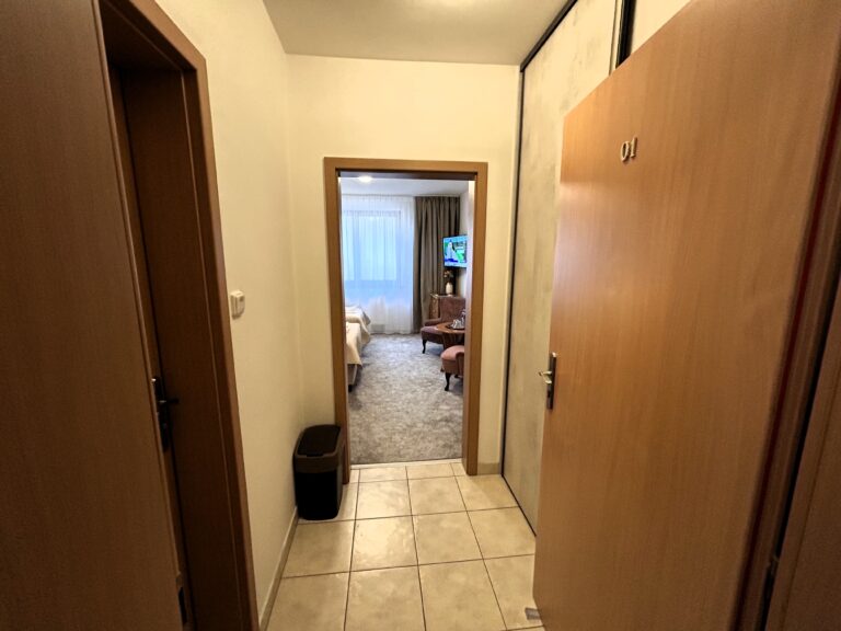 Vstupná chodba so skriňou a zrkadlom – Tatranský dom