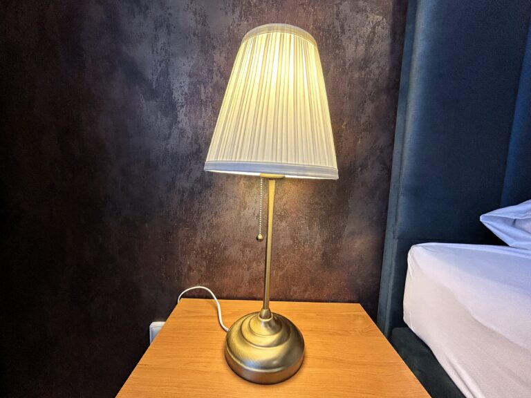 Nočná lampa pri posteli – Tatranský dom